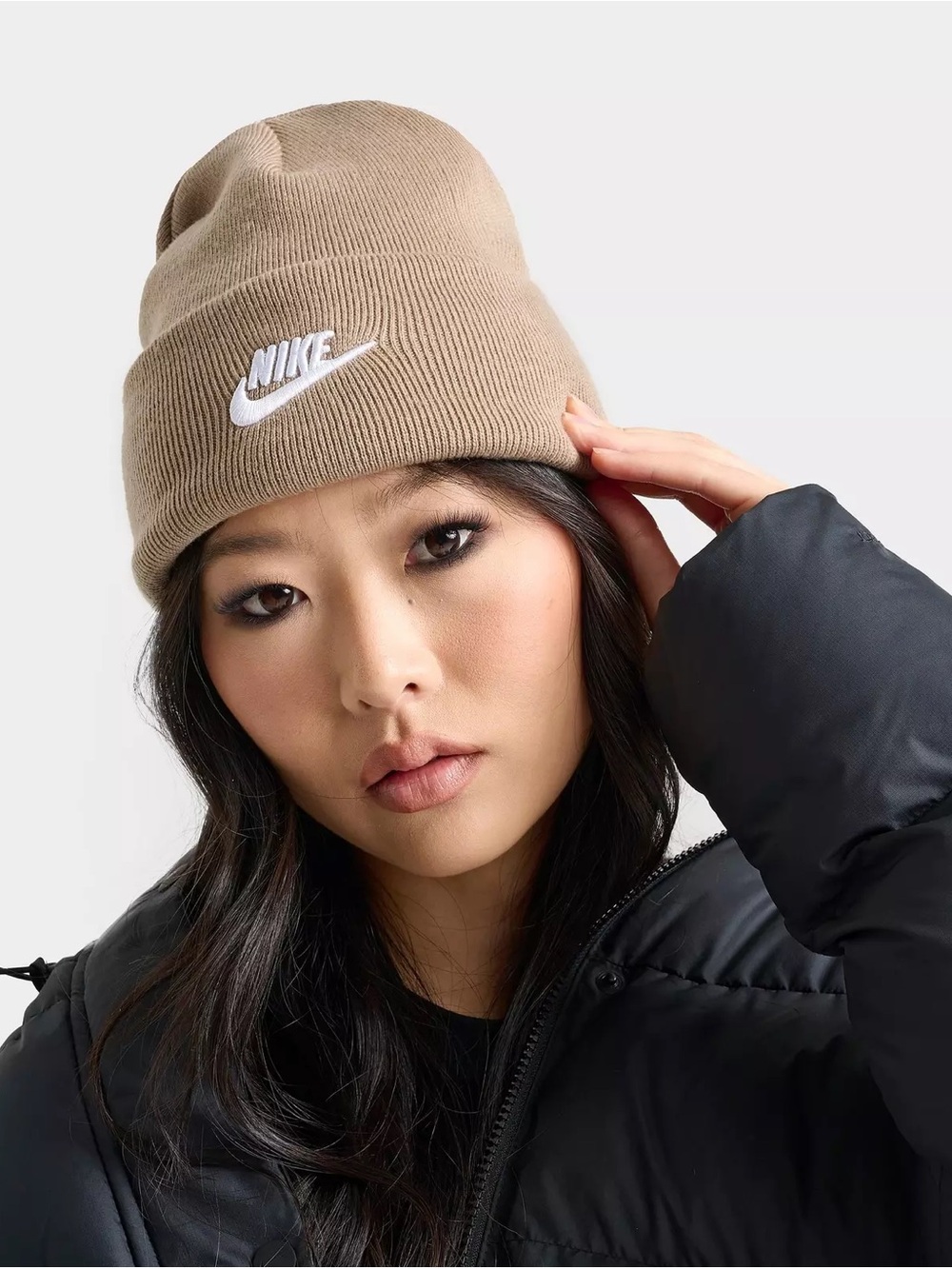 Nike Cuffed Beanie with White Logo unisex